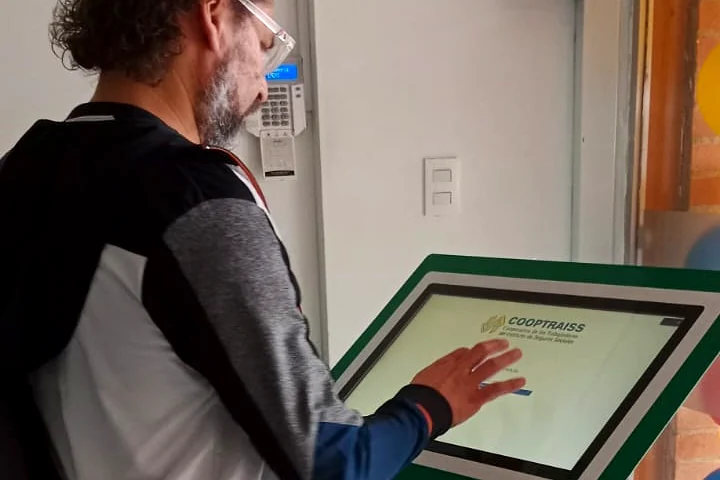 Sistema de gestión de turnos y atención de usuarios en Cooptrais